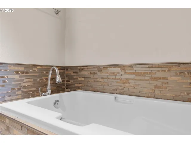 $299,900 | 13802 Northwest 10th Court, Vancouver, WA 98685