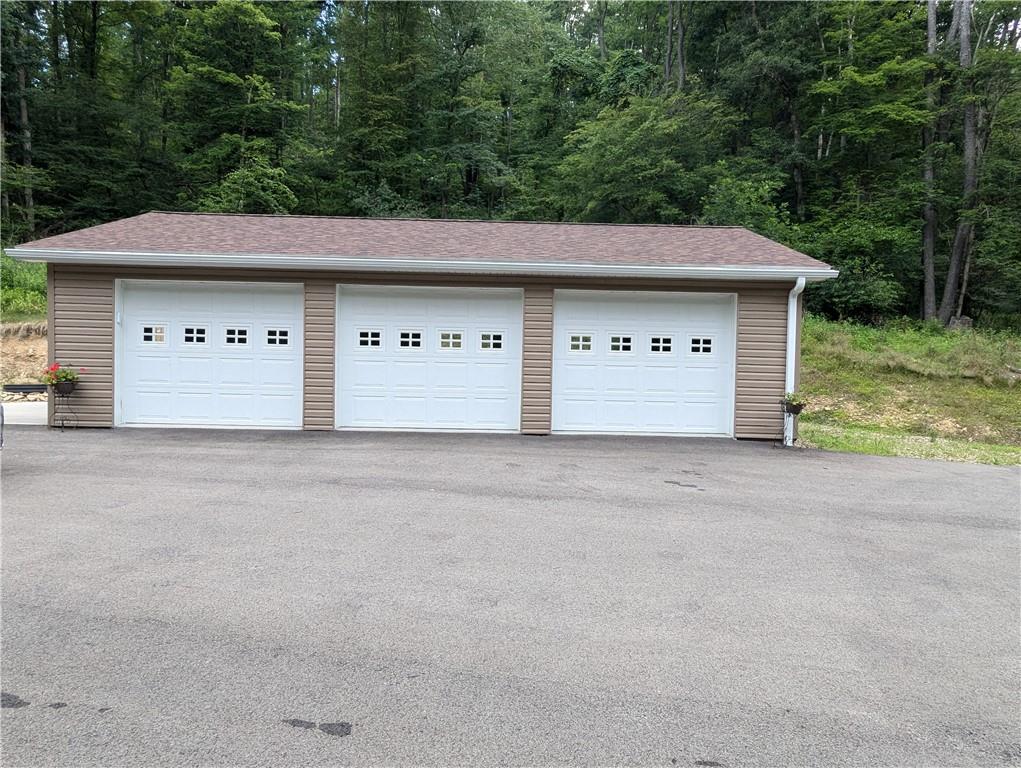 362 Palmer Road Butler, PA 16001 - Photo 3 of 32 a view of a garage