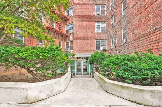 $575,000 | 42-25 80th Street, Unit 1F | Elmhurst