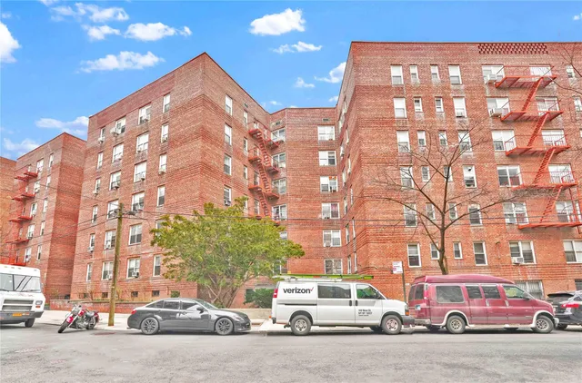 $575,000 | 42-25 80th Street, Unit 1F | Elmhurst