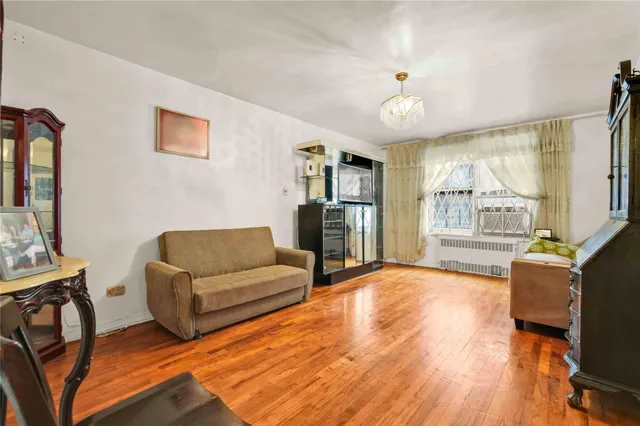 $575,000 | 42-25 80th Street, Unit 1F | Elmhurst