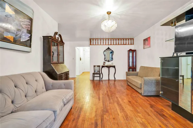 $575,000 | 42-25 80th Street, Unit 1F | Elmhurst