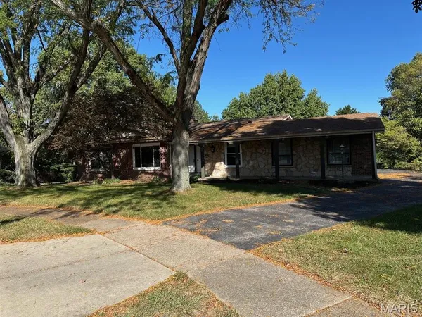$2,295 | 7 Dana Drive, Florissant, MO 63033