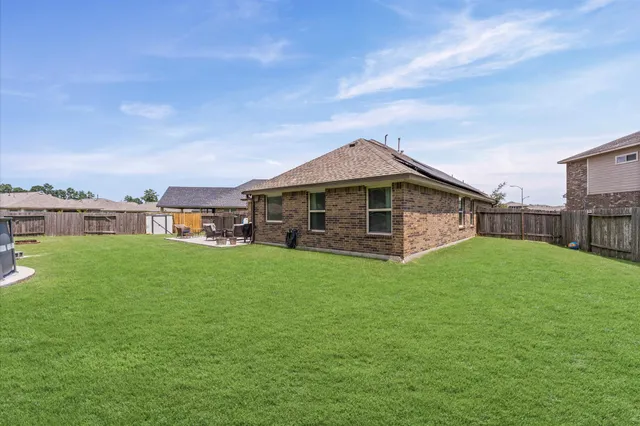 a view of a house with backyard and garden