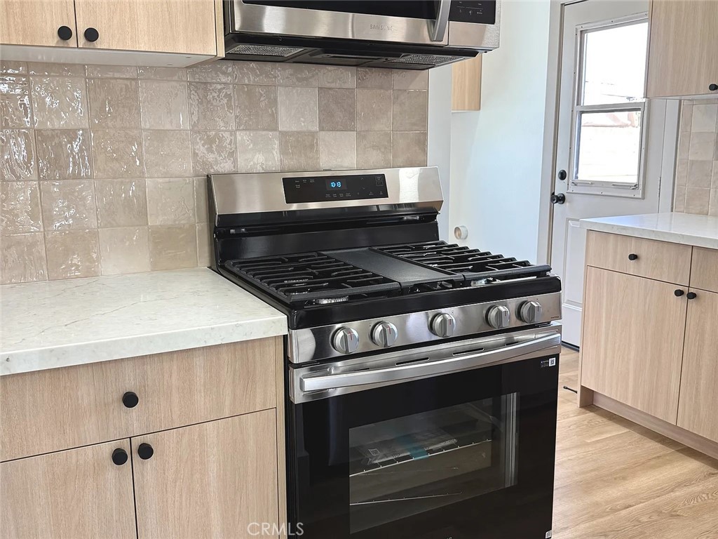 2510 Termino Avenue, Unit B Long Beach, CA 90815 - Photo 15 of 22 a stove top oven sitting inside of a kitchen