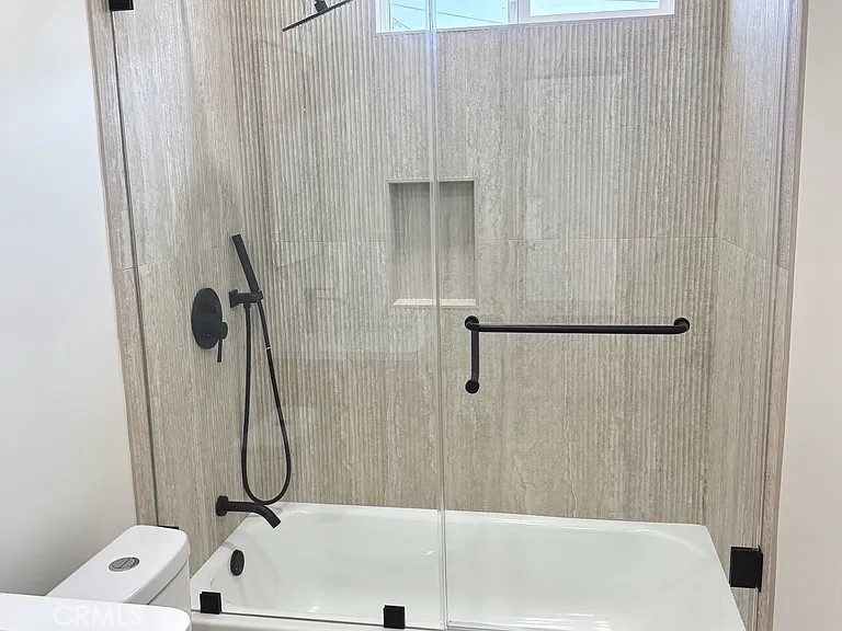 2510 Termino Avenue, Unit B Long Beach, CA 90815 - Photo 20 of 22 a bathroom with a shower and a tub