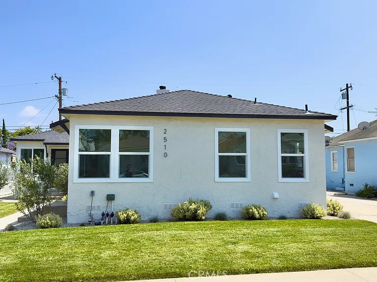 2510 Termino Avenue, Unit B Long Beach, CA 90815 - Photo 4 of 22 a front view of a house with a yard