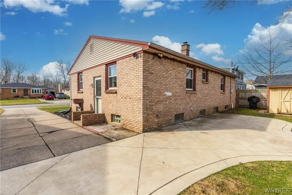 $259,900 | 44 Dover Drive, West Seneca, NY 14224