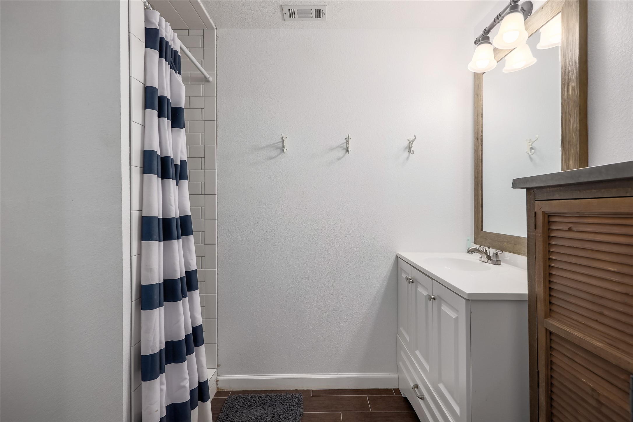 525 Ellen Williams Loop Kingsland, TX 78639 - Photo 24 of 36 a bathroom with a sink and a mirror