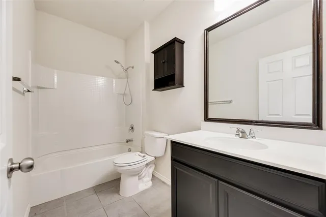 en empty room with windows and ceiling fan