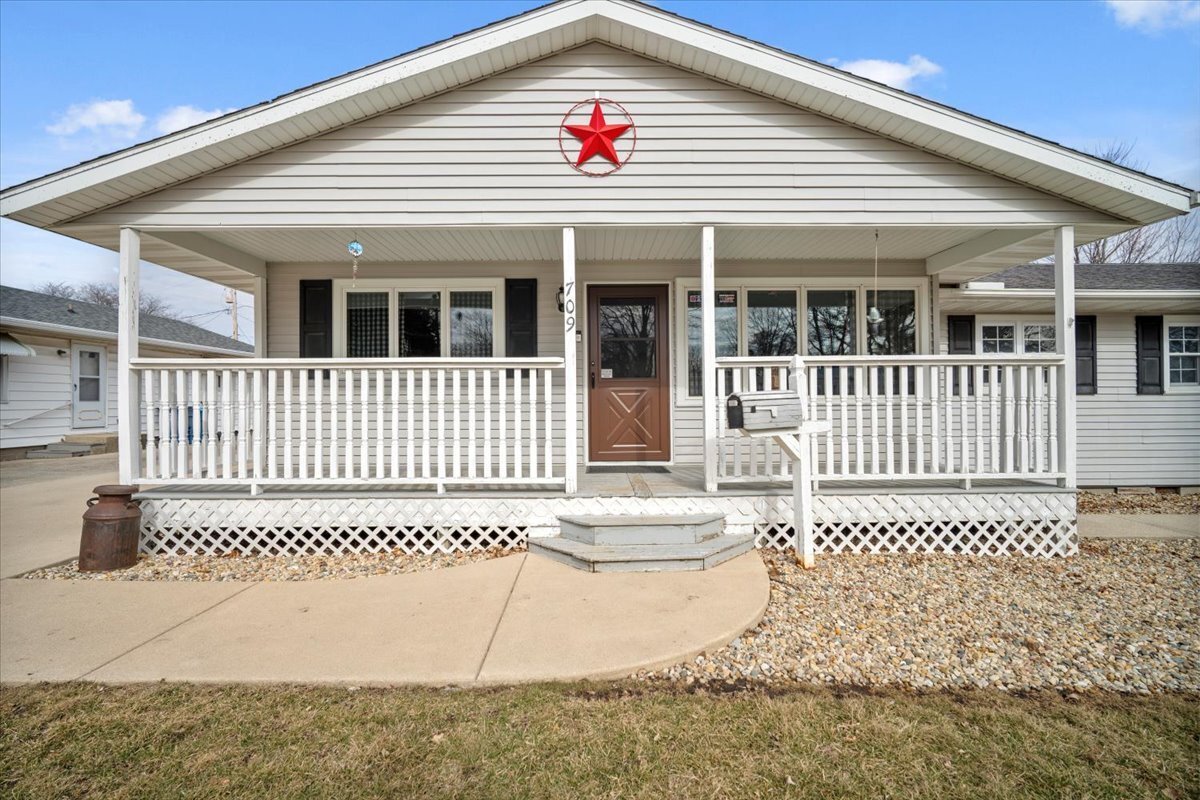 709 East Meade Street Pontiac, IL 61764 - Photo 2 of 38