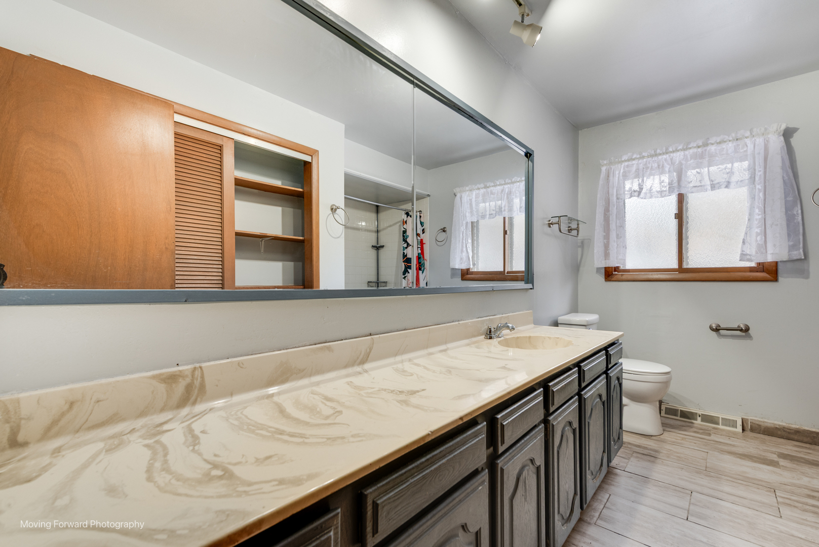 539 West Eggerding Drive Addison, IL 60101 - Photo 12 of 29 a bathroom with a sink and a mirror