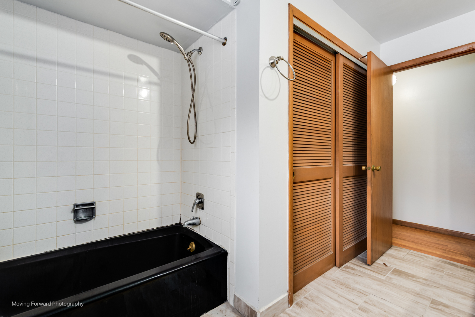 539 West Eggerding Drive Addison, IL 60101 - Photo 13 of 29 a bathroom with a bathtub and shower