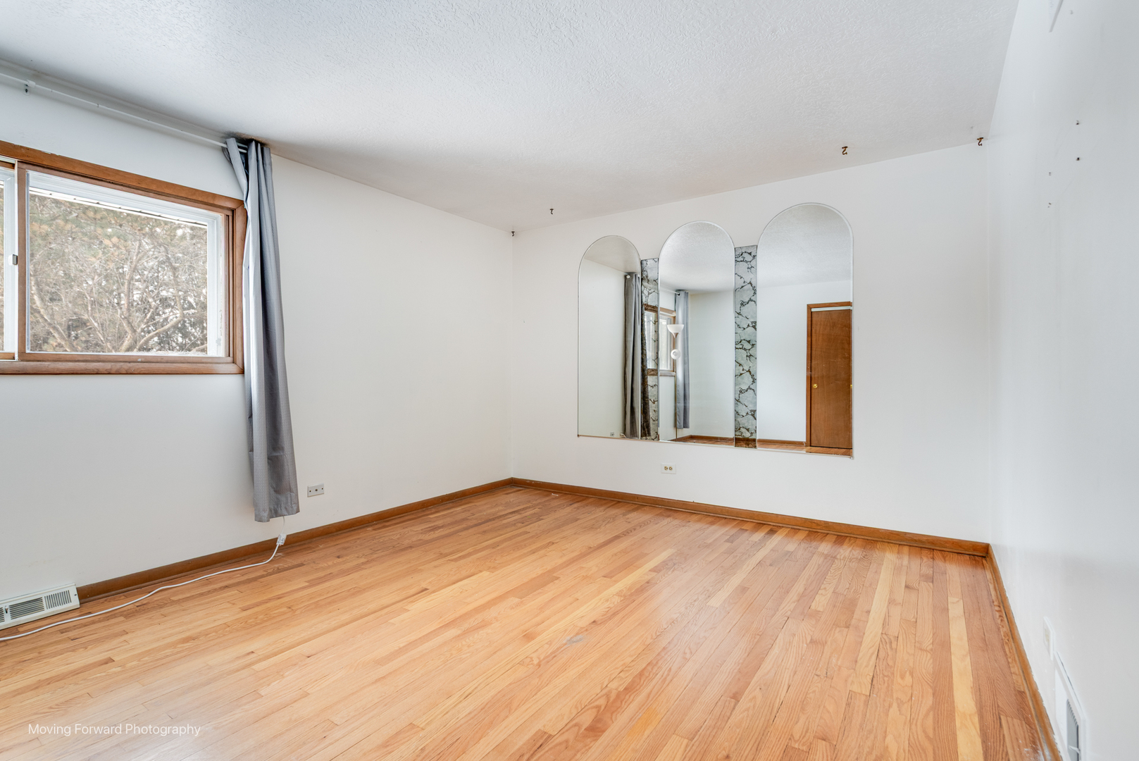 539 West Eggerding Drive Addison, IL 60101 - Photo 14 of 29 a view of an empty room with wooden floor and a window