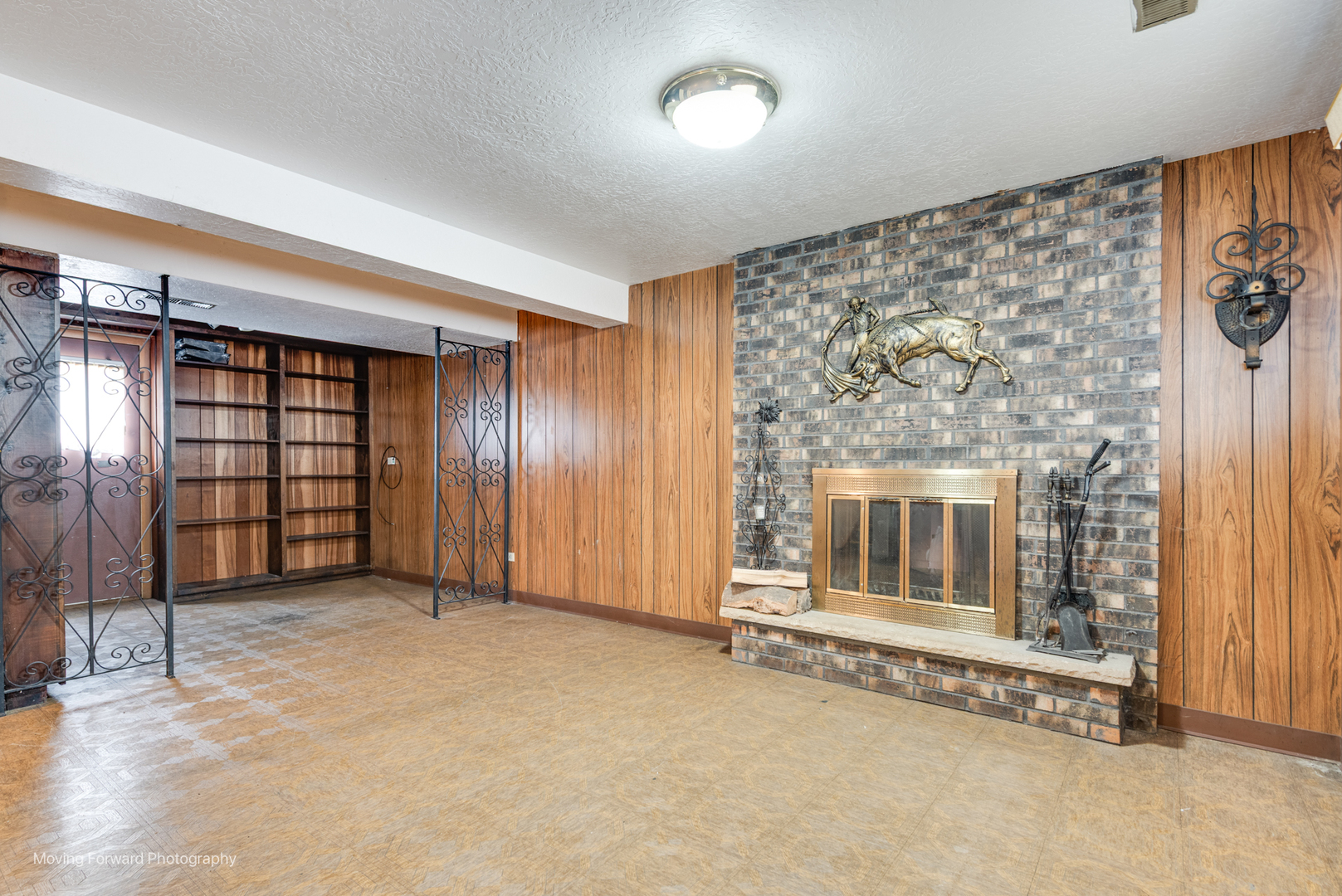539 West Eggerding Drive Addison, IL 60101 - Photo 16 of 29 an empty room with windows