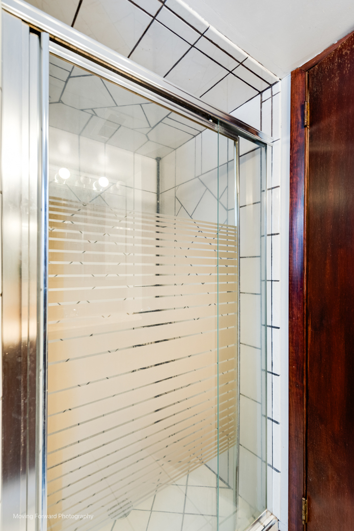 539 West Eggerding Drive Addison, IL 60101 - Photo 19 of 29 a bathroom with a shower