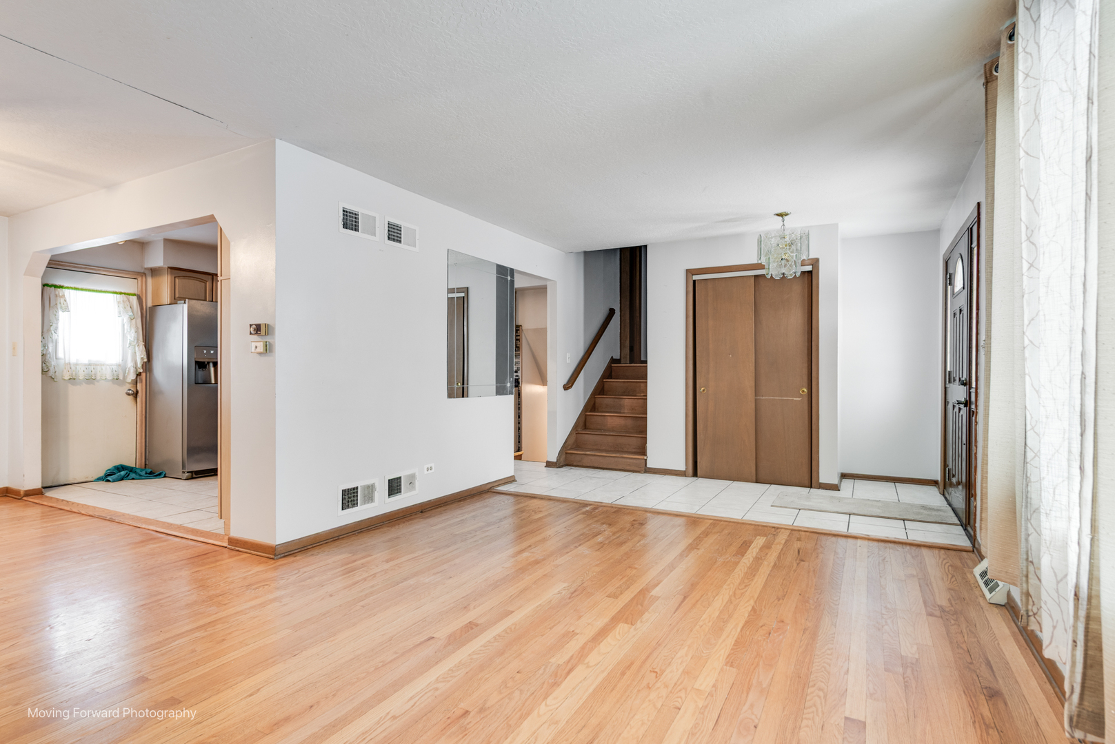 539 West Eggerding Drive Addison, IL 60101 - Photo 3 of 29 a view of an empty room with wooden floor and a window