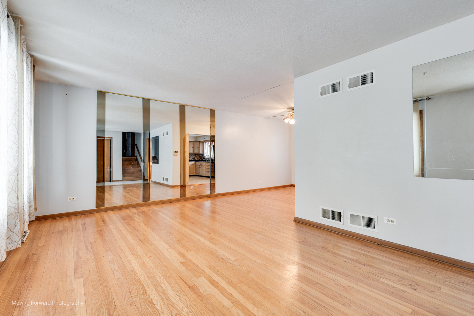 539 West Eggerding Drive Addison, IL 60101 - Photo 5 of 29 a view of empty room with wooden floor