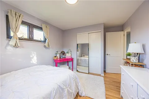 a en suite bathroom with a sink and a large mirror