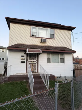 a house that has a lot of windows on it