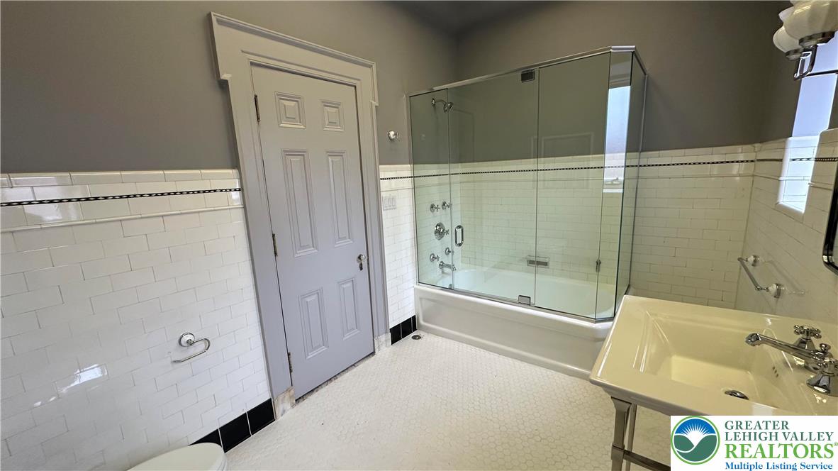 214 Spring Garden Street, Unit 3A Easton, PA 18042 - Photo 13 of 20 a bathroom with a shower and a tub