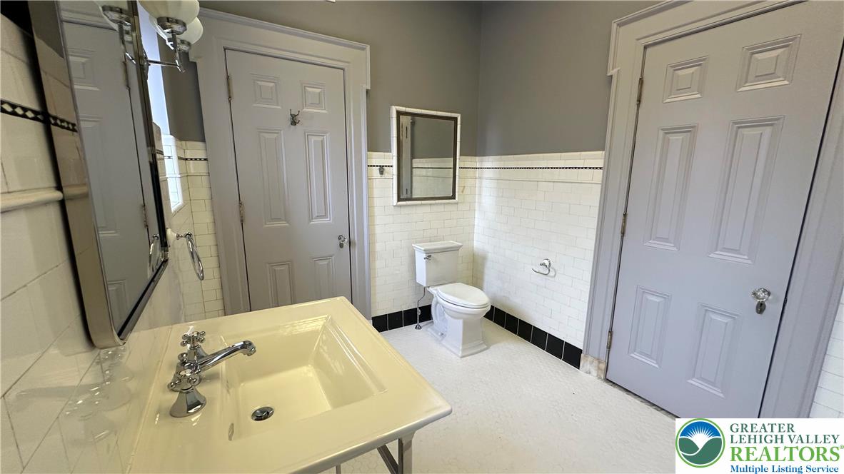 214 Spring Garden Street, Unit 3A Easton, PA 18042 - Photo 14 of 20 a bathroom with a sink and a mirror
