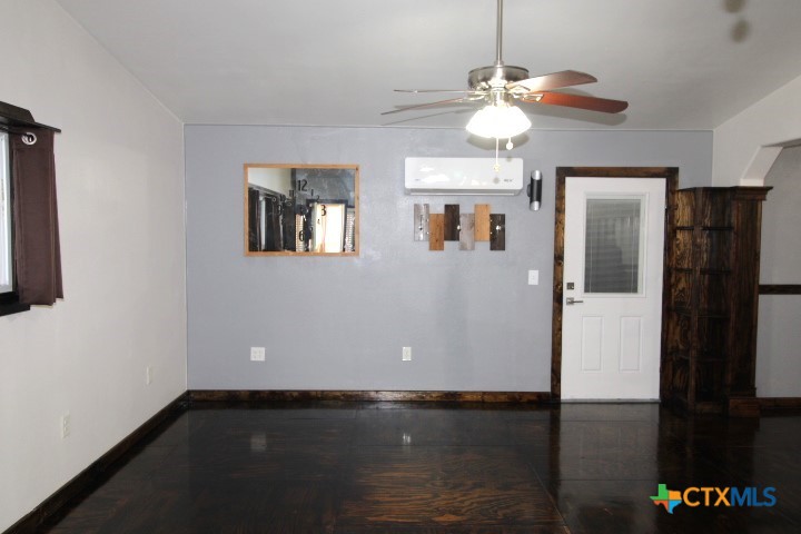 2809 Connell Street Kempner, TX 76539 - Photo 3 of 30 a view of a livingroom with a window