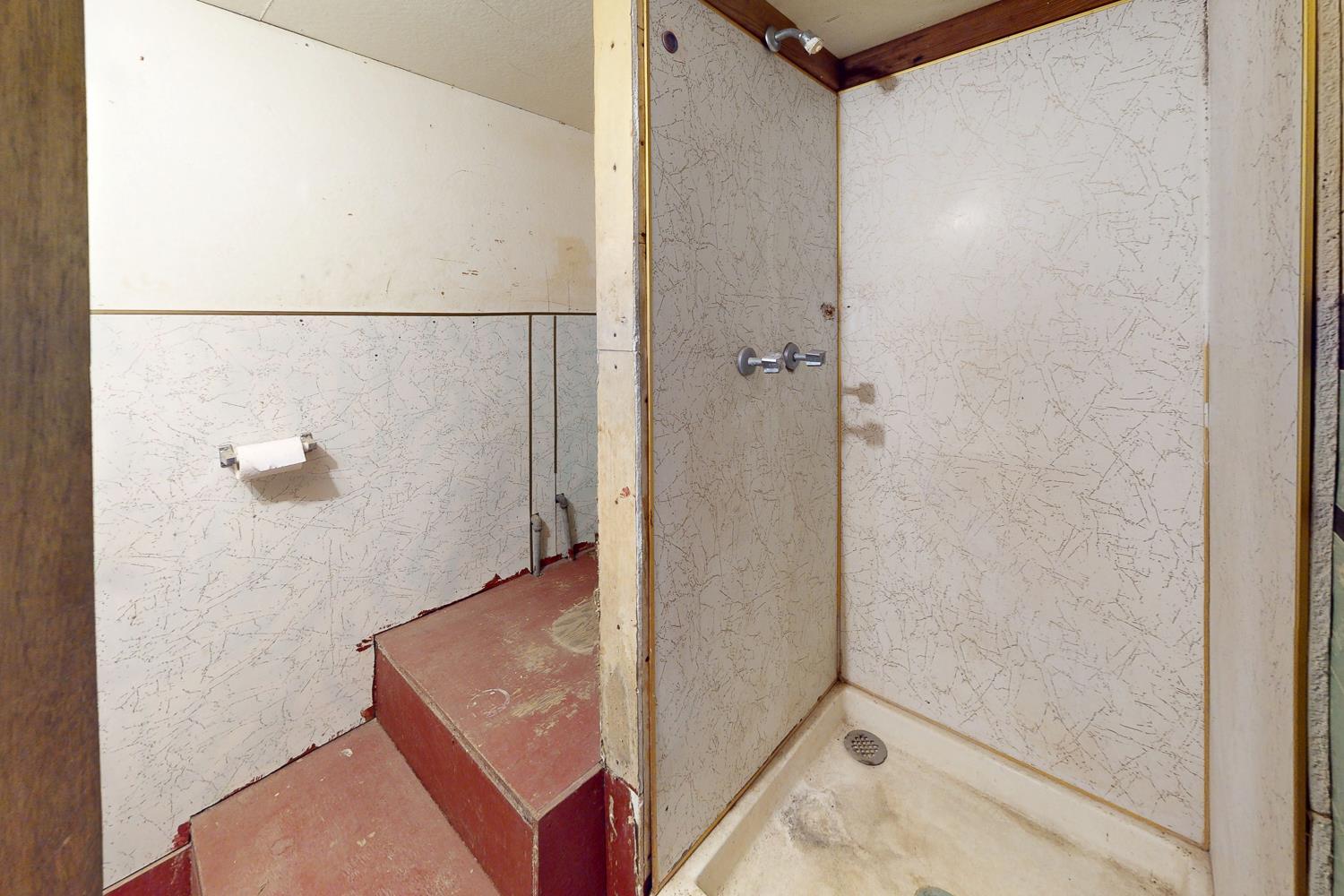 1585 Sycamore Street Gridley, CA 95948 - Photo 40 of 69 a bathroom with a shower and a sink