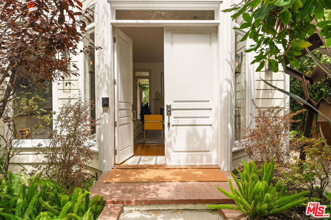 454 Sycamore Road Santa Monica, CA 90402 - Photo 2 of 32