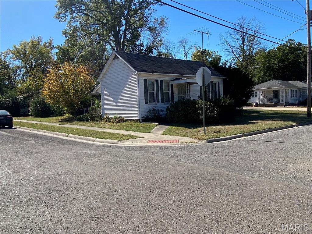 482 East Walnut Street Nashville, IL 62263 - Photo 2 of 23