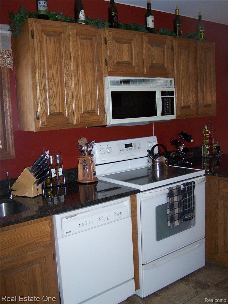 All Kitchen Appliances Stay!