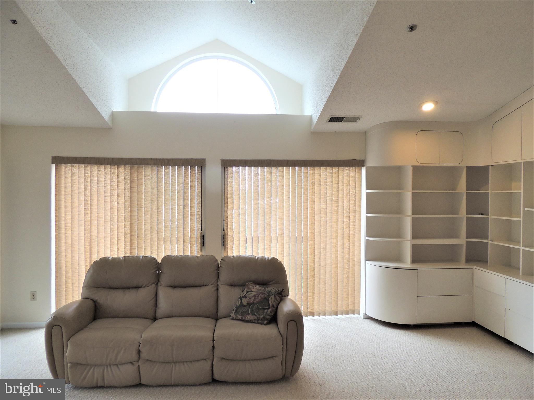 136 Square Rigger Way Solomons, MD 20688 - Photo 11 of 36 Main living area