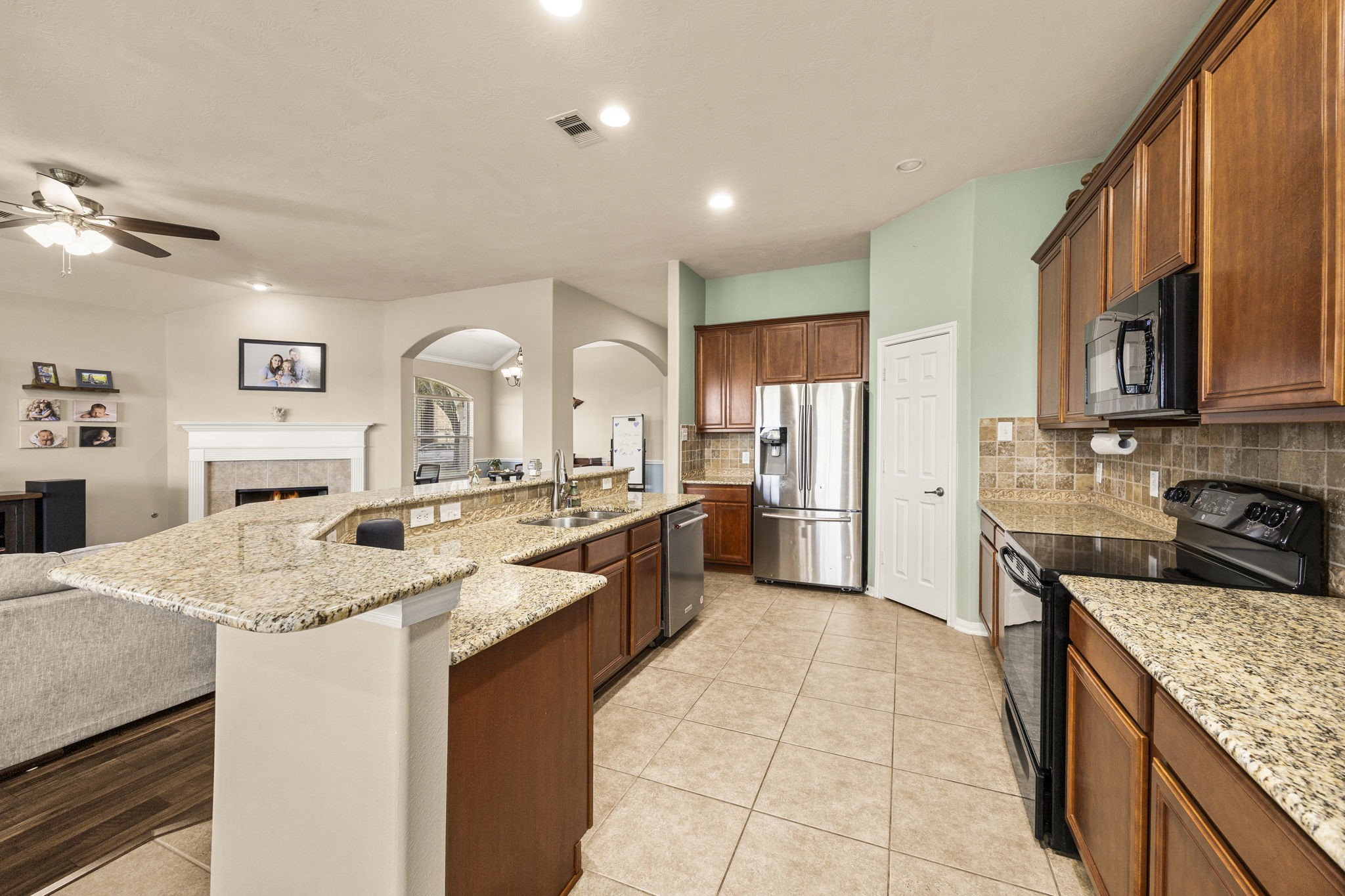 2202 Winchester Lake Rosenberg, TX 77471 - Photo 14 of 31 Kitchen has 42" upgraded cabinets, granite counter tops, tile flooring and backsplash.