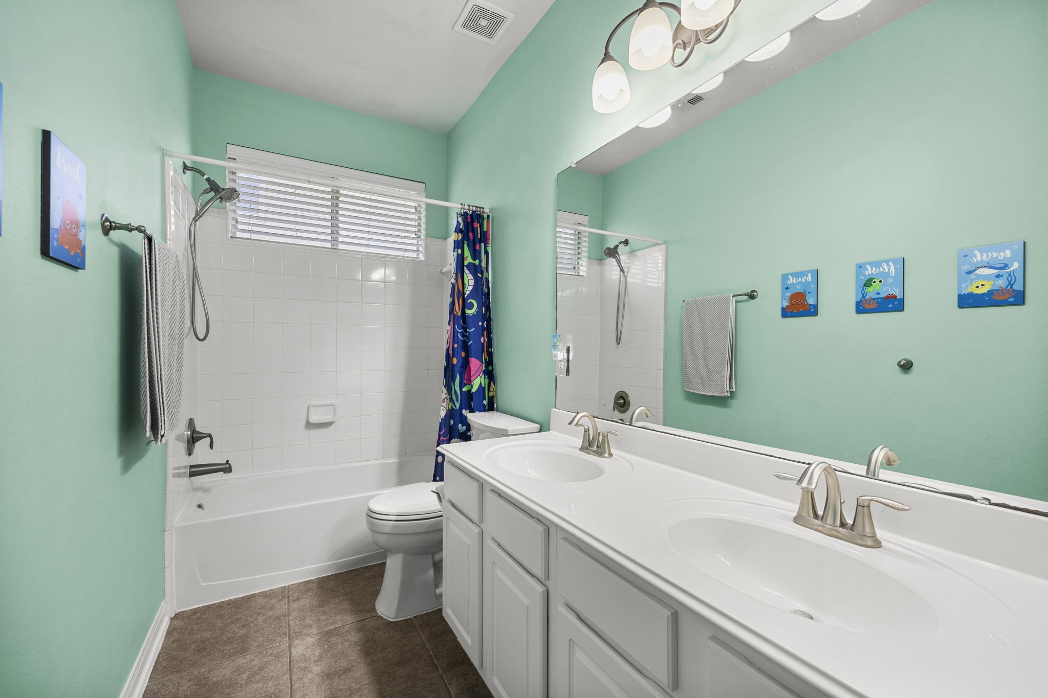 2202 Winchester Lake Rosenberg, TX 77471 - Photo 25 of 31 Secondary full bath is large and has two sinks.