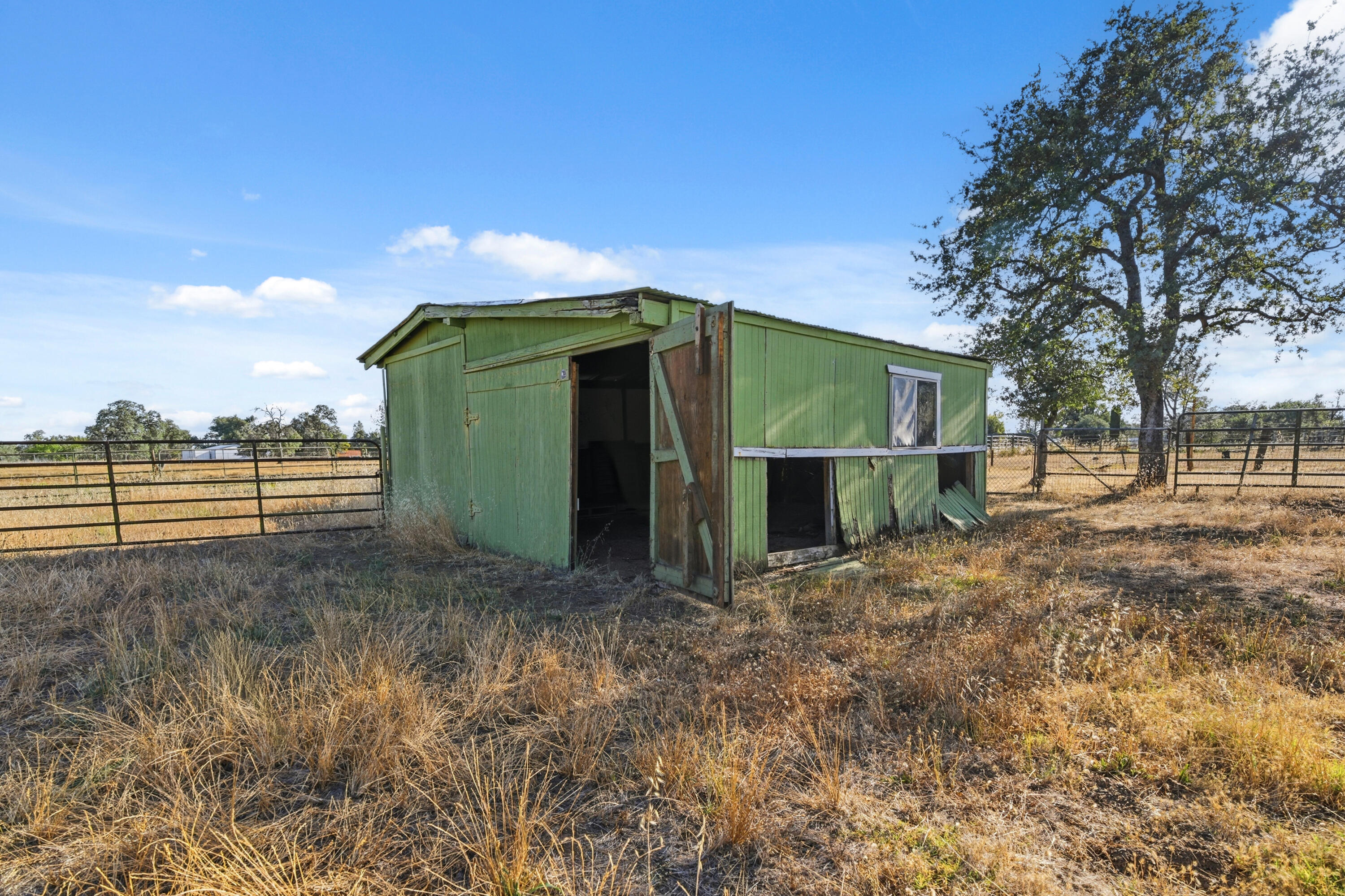 21241 Boyle Road Redding, CA 96003 - Photo 42 of 61 horse barn