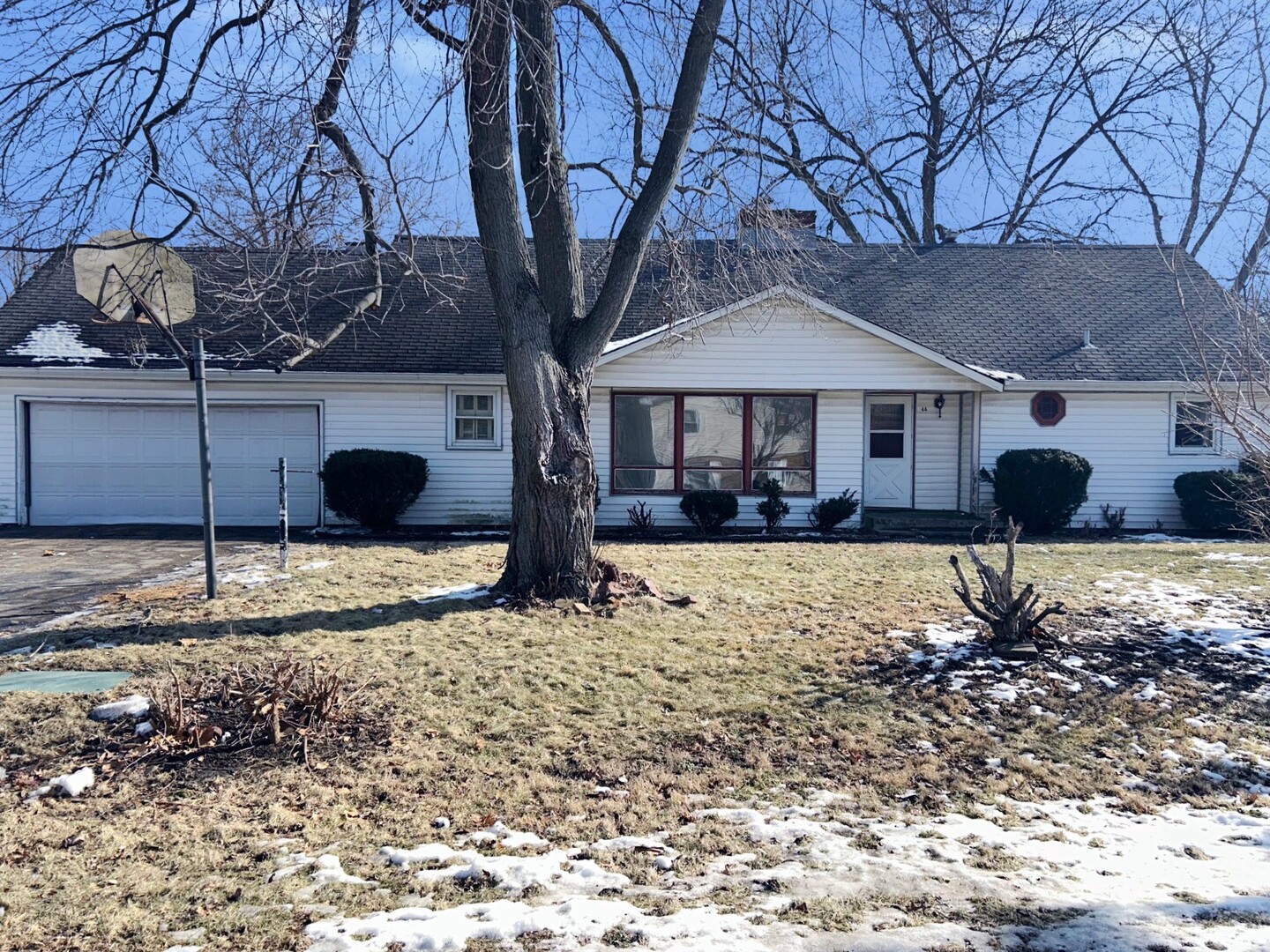 44 Strasma W Drive Kankakee, IL 60901 - Photo 2 of 20 a front view of a house with garden