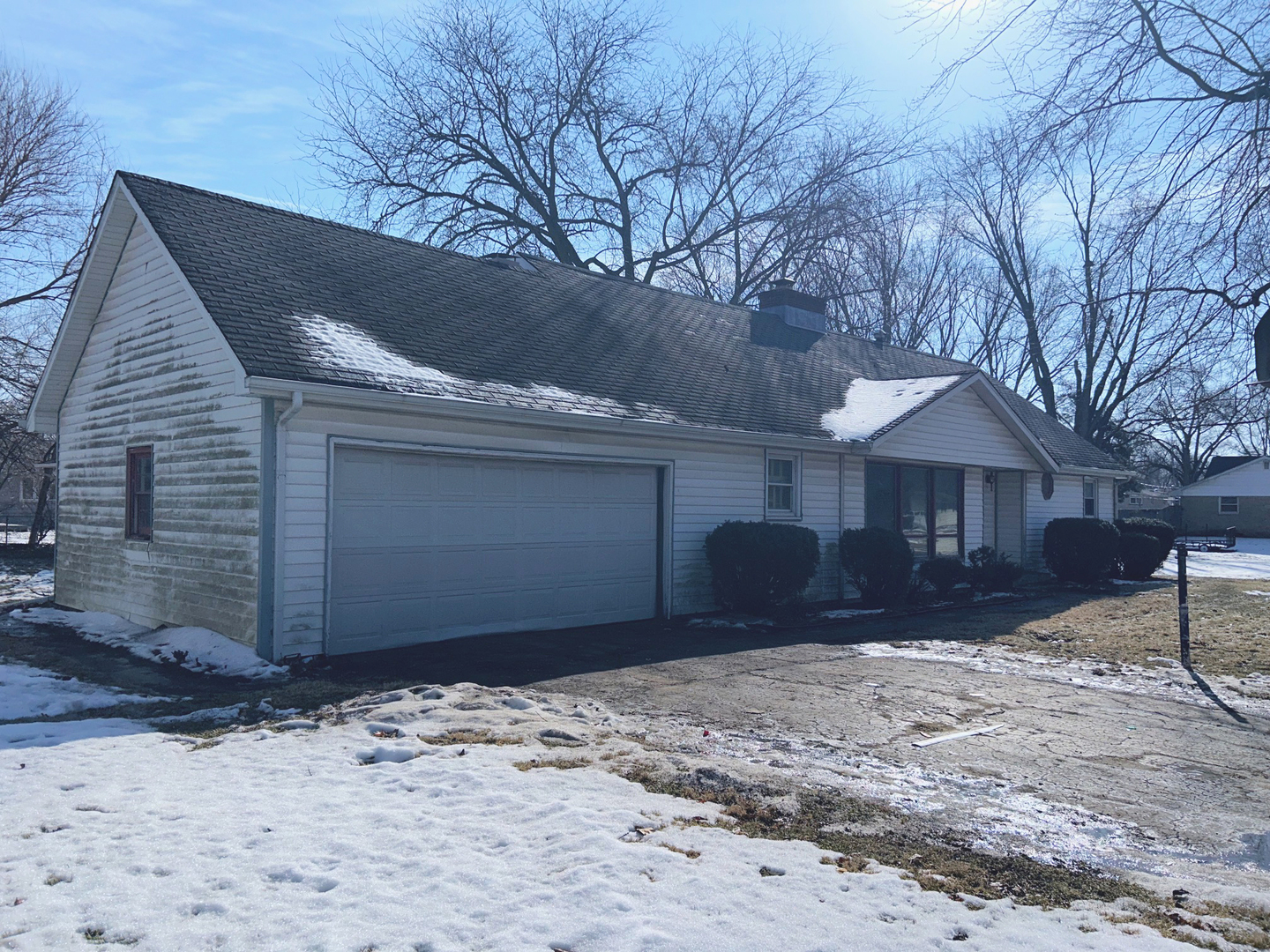 44 Strasma W Drive Kankakee, IL 60901 - Photo 4 of 20 a front view of a house with a yard