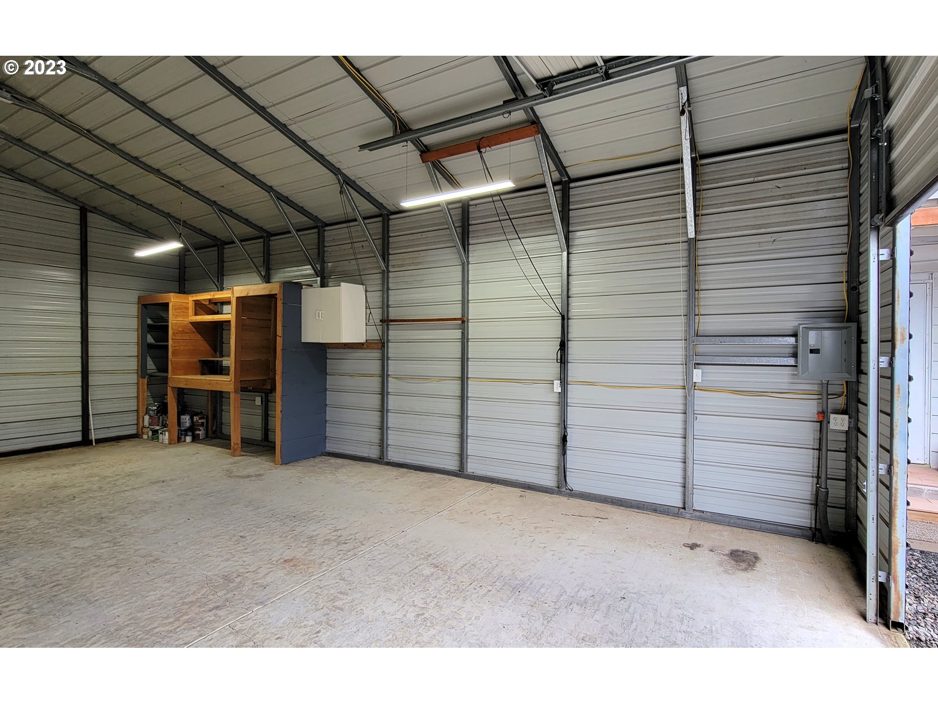 582 36th Street Springfield, OR 97478 - Photo 4 of 16 a view of a garage