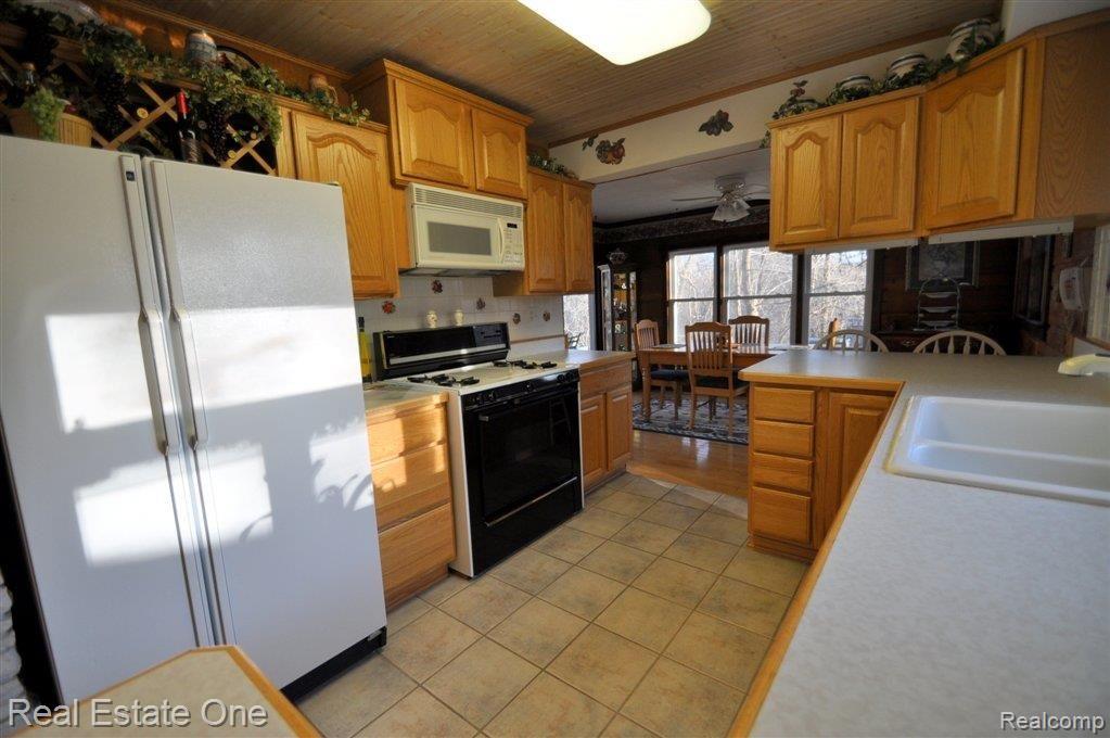 1700 Silver Bell Road Rochester, MI 48306 - Photo 9 of 25 Open to Dining Rm