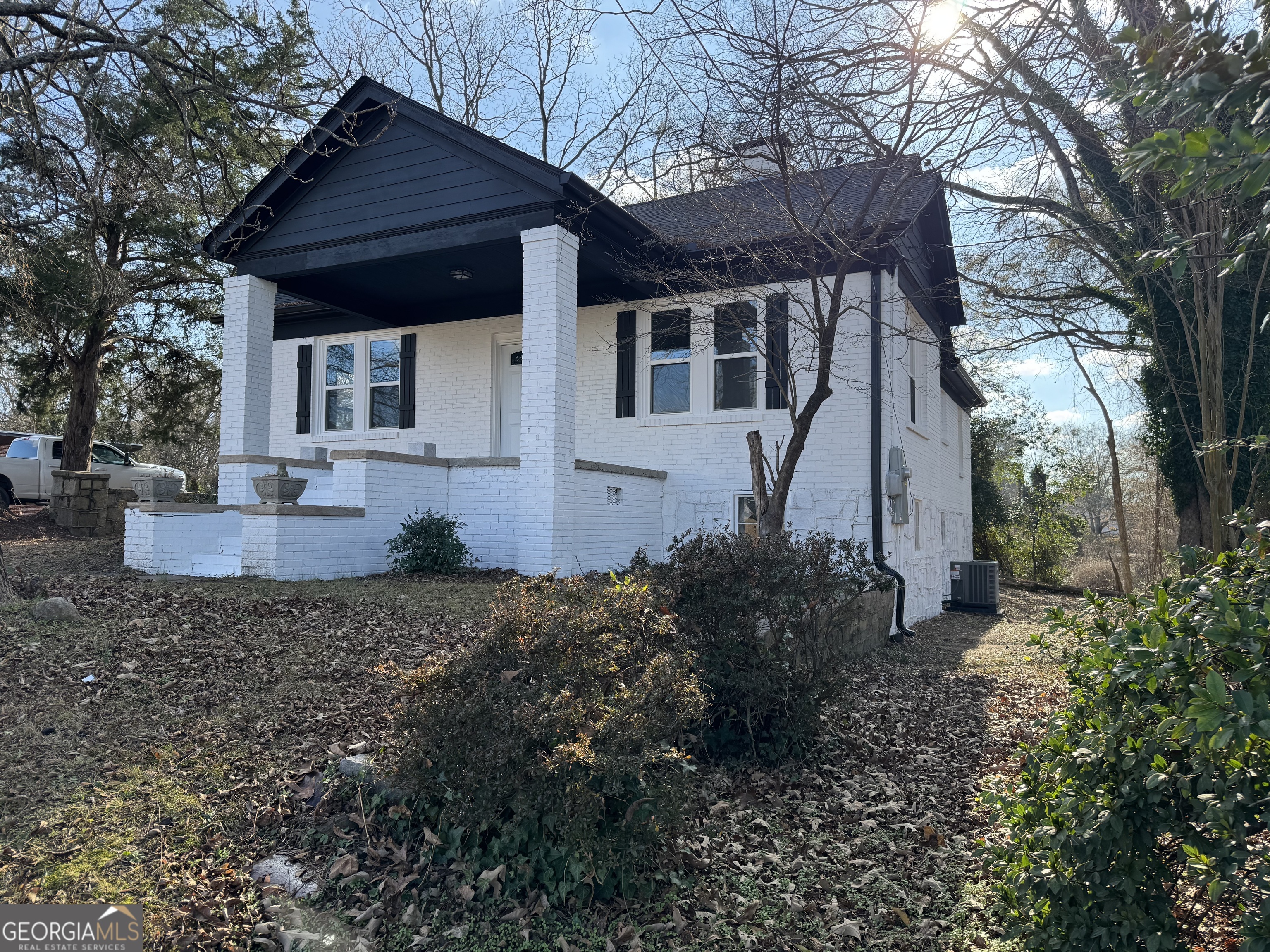37 West Church Street Elberton, GA 30635 - Photo 4 of 37 a front view of a house with garden