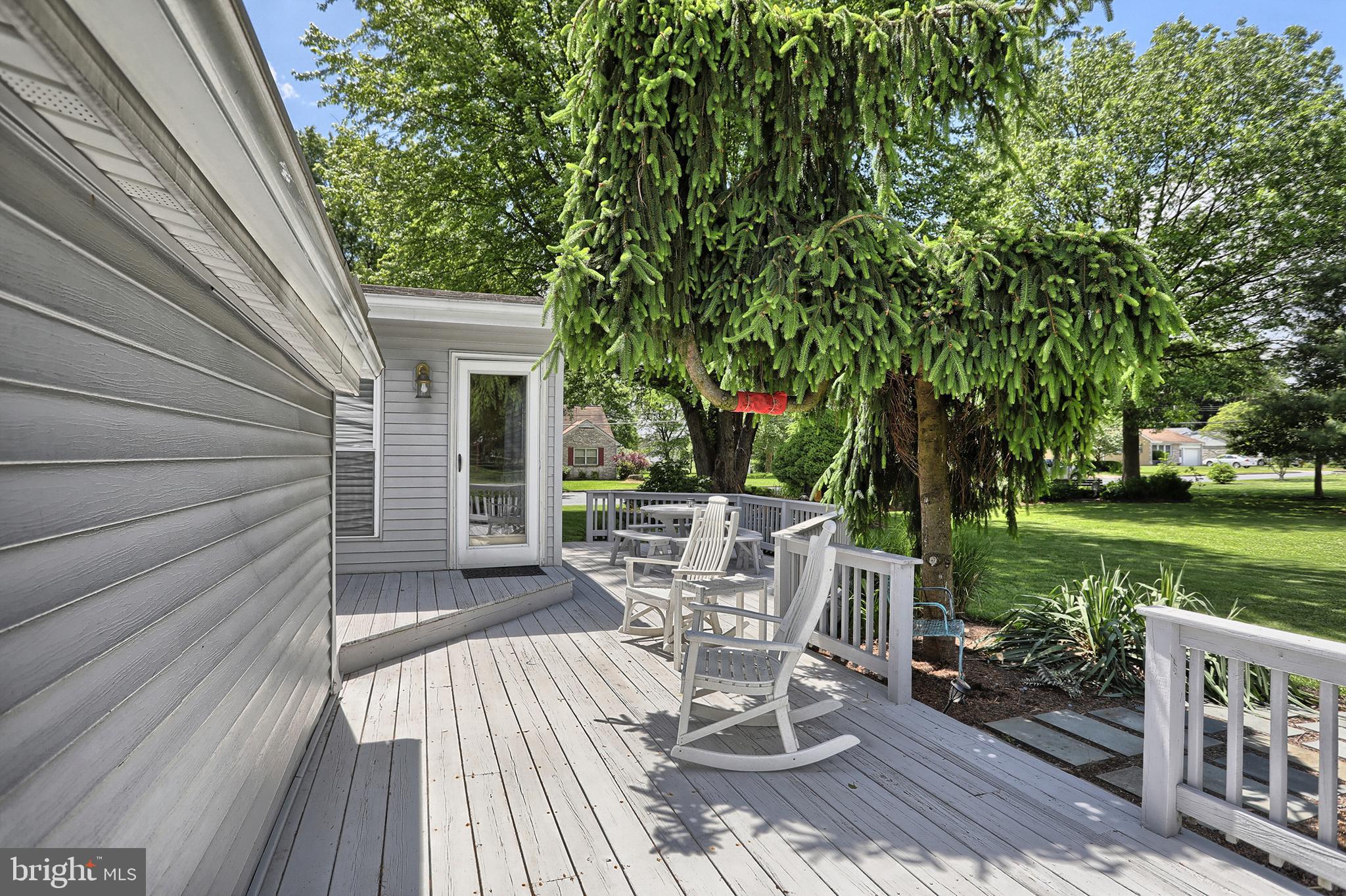 601 East Evergreen Road Lebanon, PA 17042 - Photo 37 of 51 Custom deck w sitting areas (10x12+19x11+11x12)