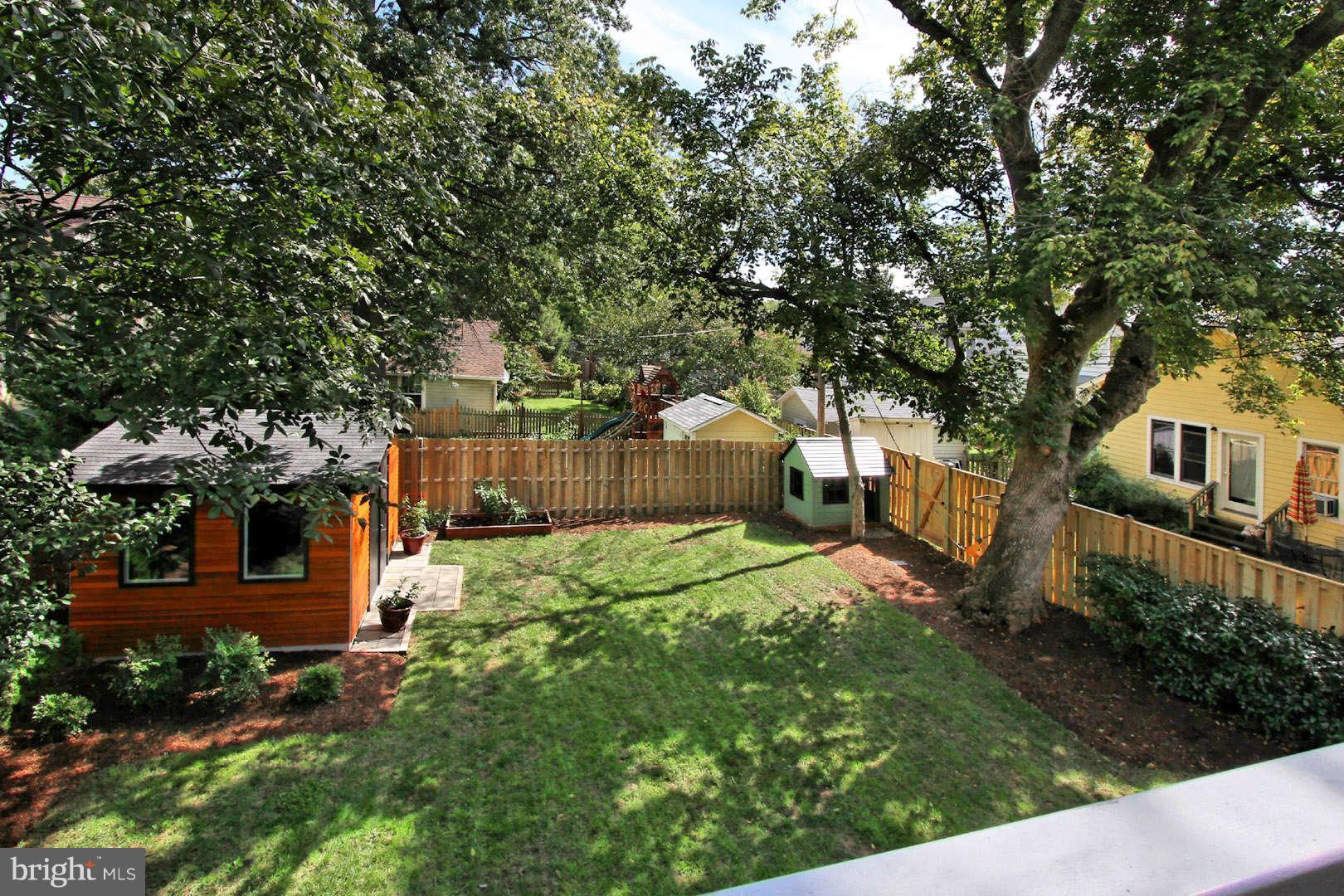 1005 Russell Road Alexandria, VA 22301 - Photo 18 of 26 a backyard of a house with lots of green space