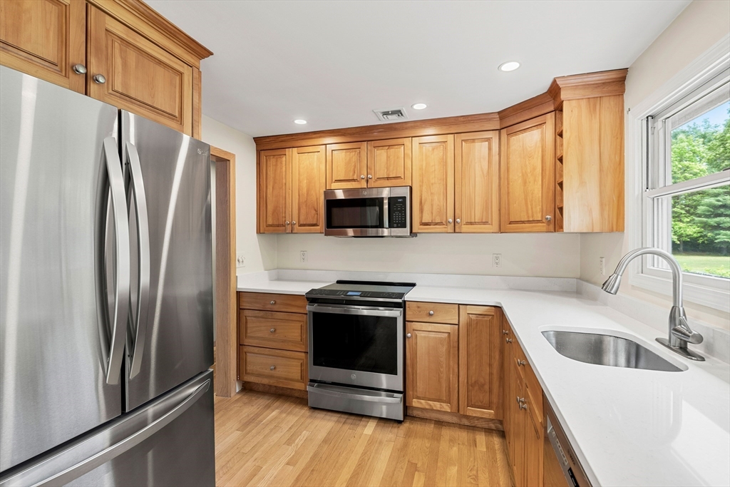 71 Garrison Road Chelmsford, MA 01824 - Photo 3 of 39