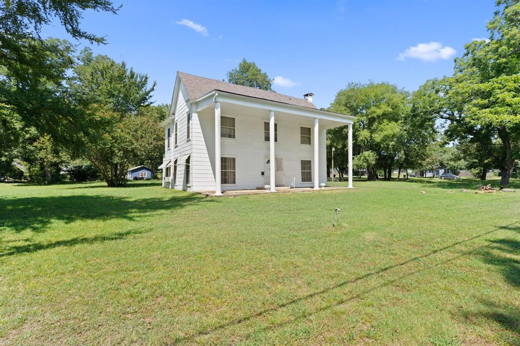260 South Main Street Detroit, TX 75436 - Photo 2 of 20 a front view of house with yard and green space