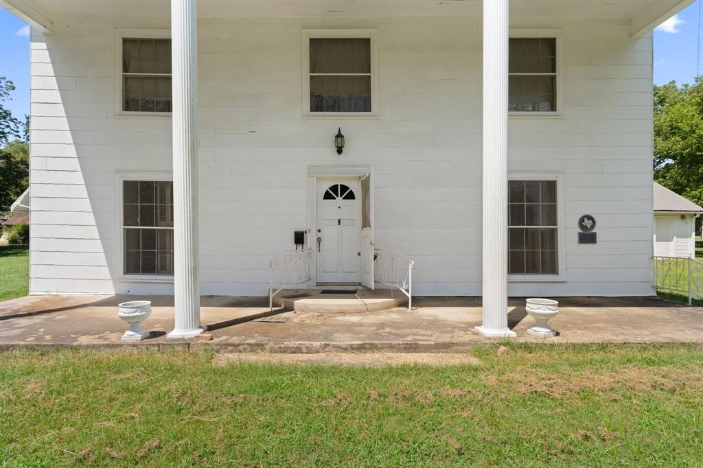 260 South Main Street Detroit, TX 75436 - Photo 4 of 20 a backyard of a house