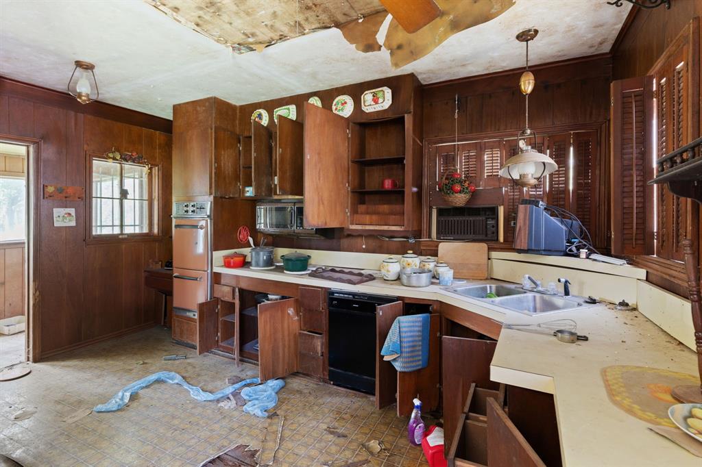 260 South Main Street Detroit, TX 75436 - Photo 5 of 20 a room filled with furniture and a sink