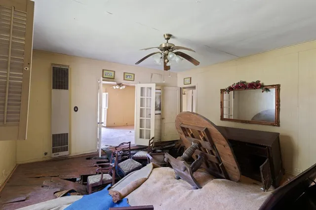 a view of a livingroom with furniture and a ceiling fan