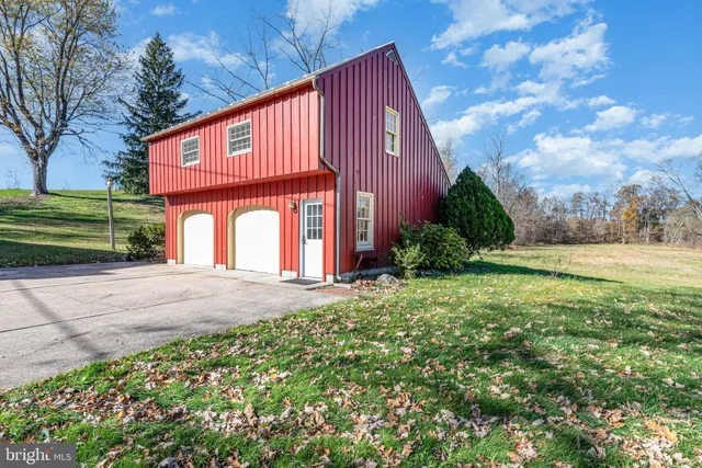 a view of a yard with a house