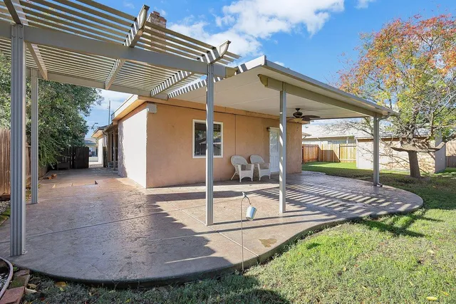 a view of outdoor space yard and porch