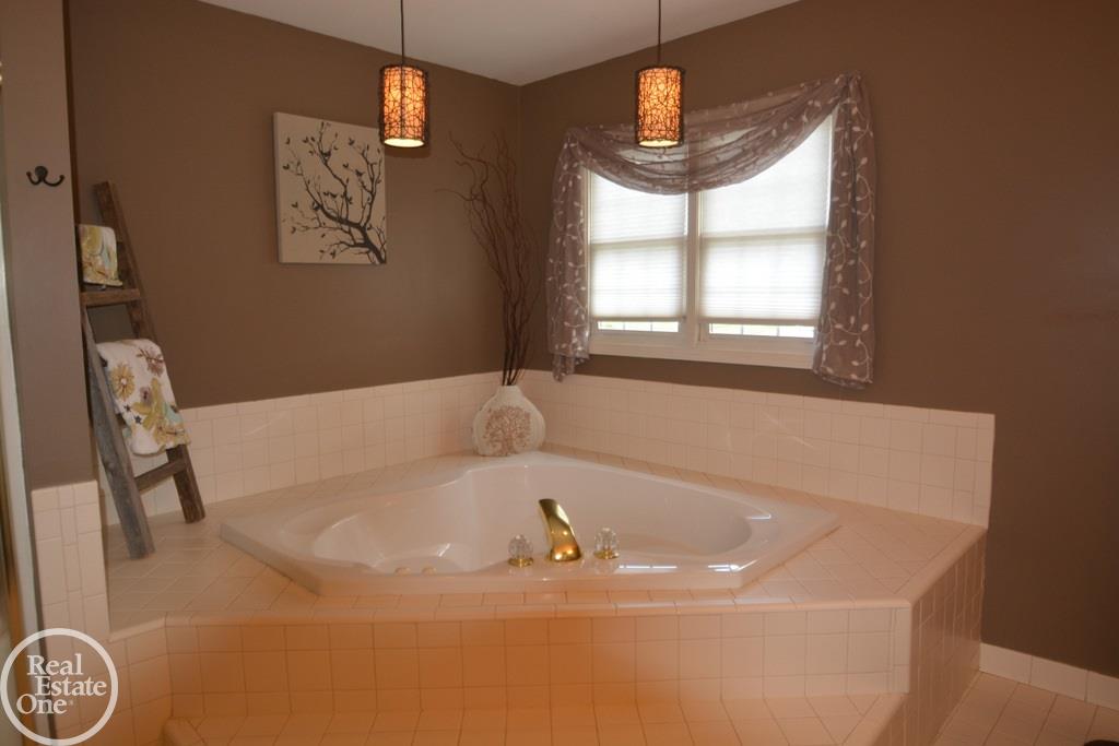 3999 Kaeleaf Road Lake Orion, MI 48360 - Photo 13 of 19 31259578-12.JPG